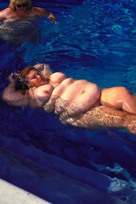 巨大な脂肪のクジラのカップルが泳ぐ
 #75588581