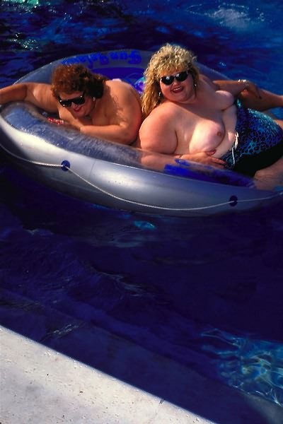 巨大な脂肪のクジラのカップルが泳ぐ
 #75588620