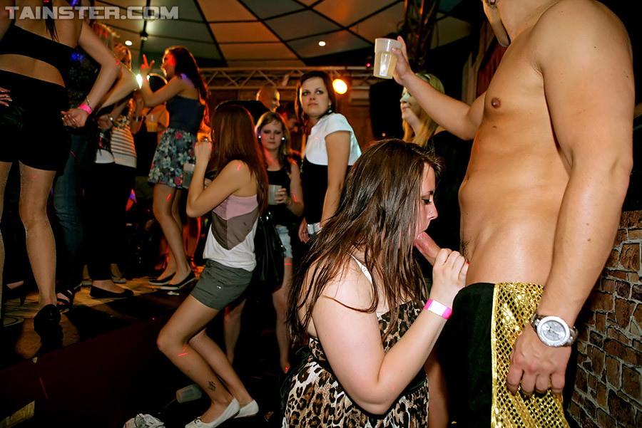 Sexparty avec des femmes excitées baisant des stripteaseurs masculins
 #76769969