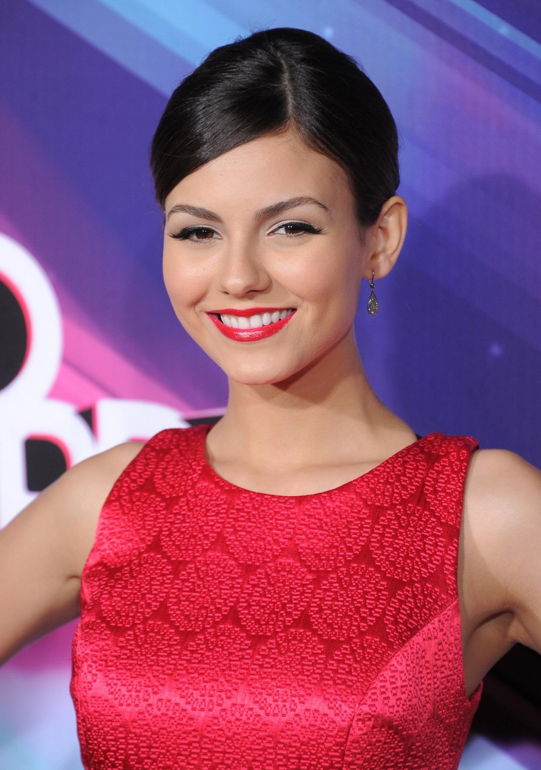 Victoria justice con piernas y un sexy traje rojo en los premios halo
 #75248231