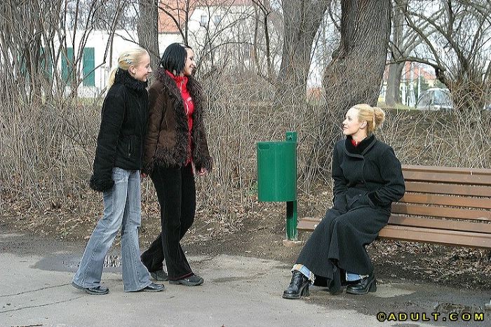 Belle ragazze lesbiche che vanno a fare una passeggiata nel parco
 #74033656