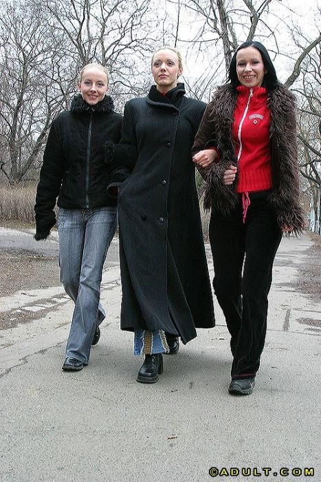 Belle ragazze lesbiche che vanno a fare una passeggiata nel parco
 #74033709