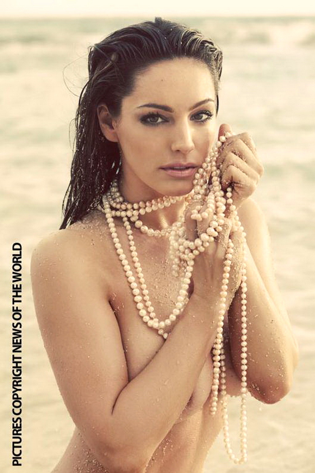 Kelly Brook nuda che mostra i suoi grandi naturali in un servizio fotografico sulla spiaggia
 #75329337