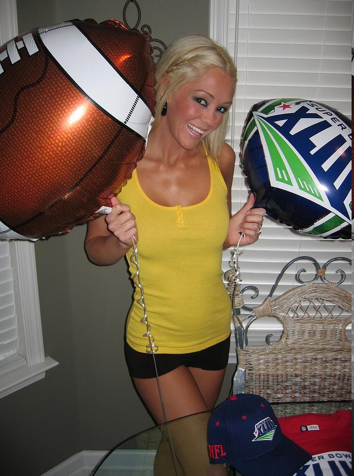 Une blonde aux gros seins, modèle amateur, foxy jacky, se fait plaisir à la fête du Super Bowl.
 #73819438