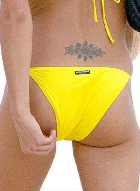 Sweet celebrity blonde Anna Kournikova nice ass in bikini #75407421