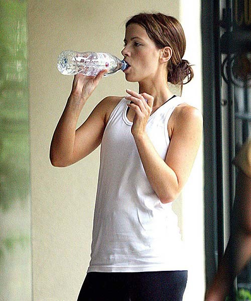 Kate Beckinsale exposant son corps sexy et ses fesses chaudes en faisant de la musculation
 #75276724