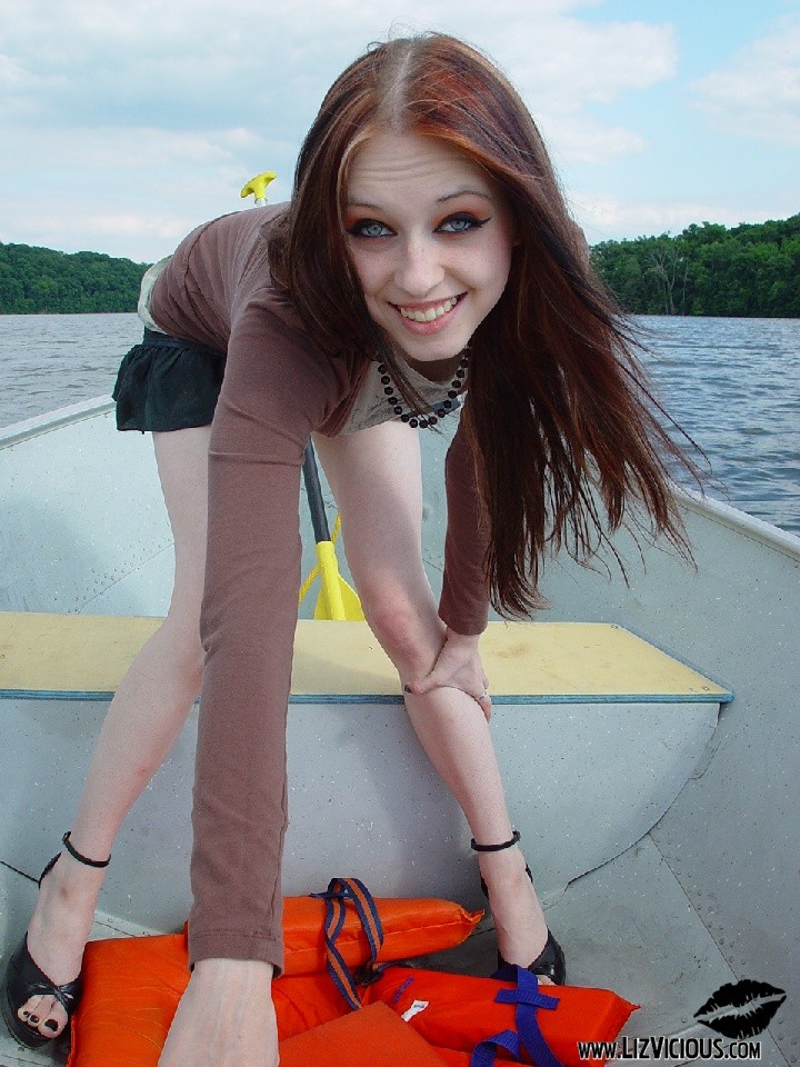 Liz berührt sich selbst auf einem Boot
 #78419297