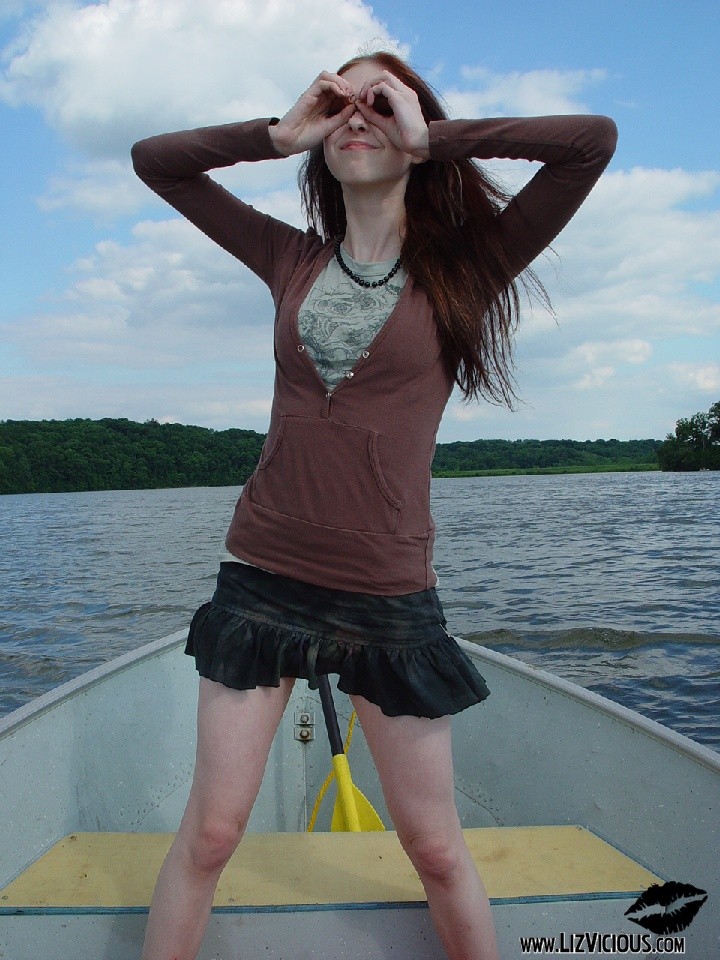 Liz berührt sich selbst auf einem Boot
 #78419310