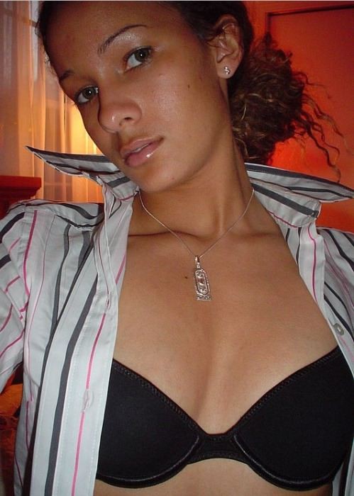 Bella ragazza nera amatoriale che posa nuda nella sua camera da letto
 #73421359