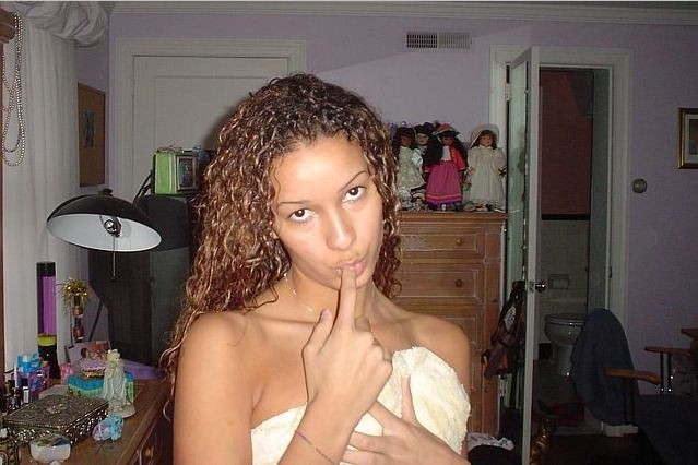 Bella ragazza nera amatoriale che posa nuda nella sua camera da letto
 #73421412
