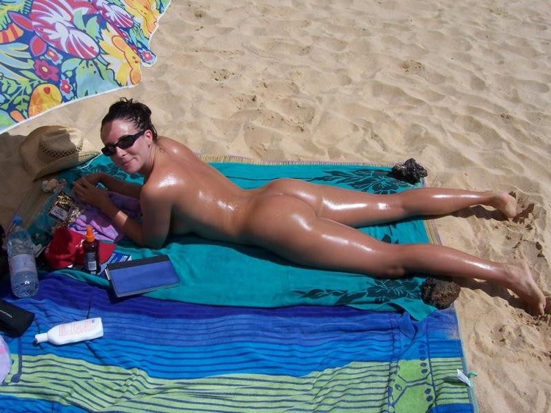 彼女のセクシーな体は、彼女が裸になった後に日焼けしている
 #72235861