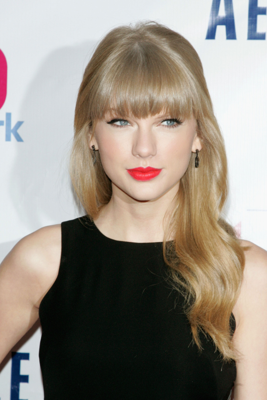 Taylor Swift con le gambe indossa un mini abito nero al jingle ball 2012 di z100 a nyc
 #75246558