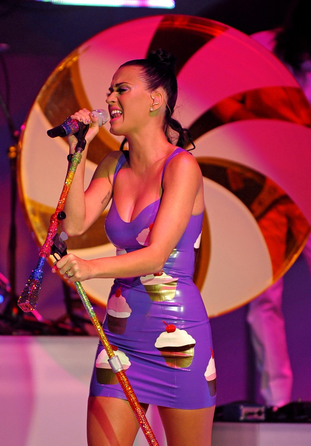Katy Perry en pleine poitrine dans une petite robe en latex lors d'un concert au Roseland Ballroom à New York
 #75327220