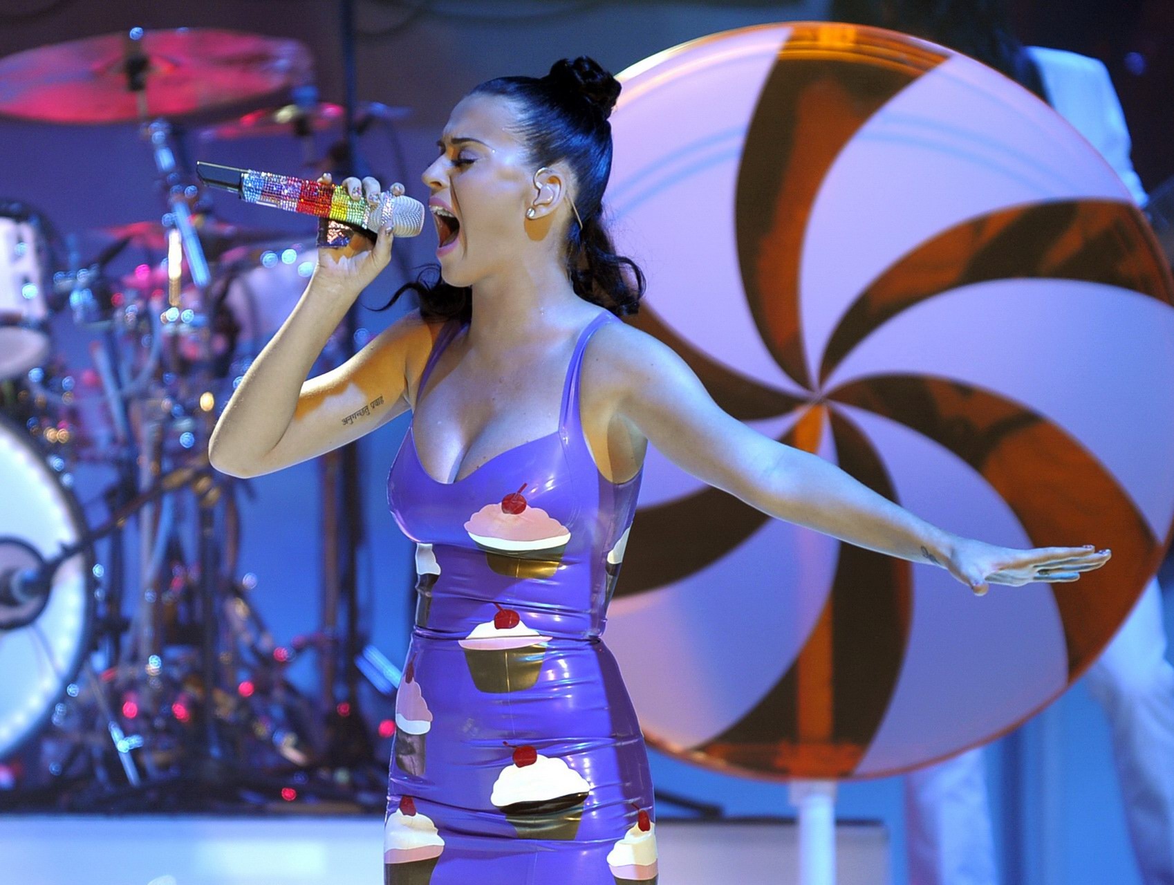 Katy Perry vollbusig im winzigen Latexkleid beim Auftritt im Roseland Ballroom in NYC
 #75327222
