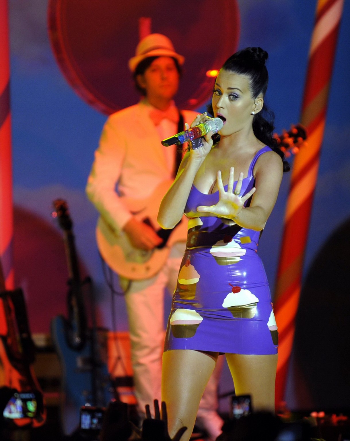 Katy Perry vollbusig im winzigen Latexkleid beim Auftritt im Roseland Ballroom in NYC
 #75327225