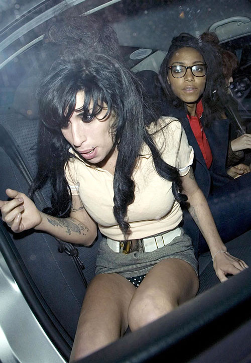 Amy winehouse montrant sa culotte en jupe dans des photos paparazzi de voiture
 #75401542