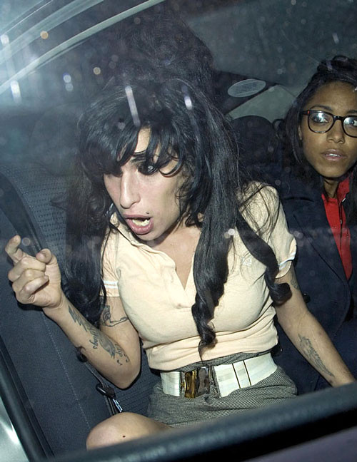 Amy winehouse montrant sa culotte en jupe dans des photos paparazzi de voiture
 #75401553