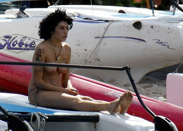 Amy winehouse montrant sa culotte en jupe dans des photos paparazzi de voiture
 #75401630