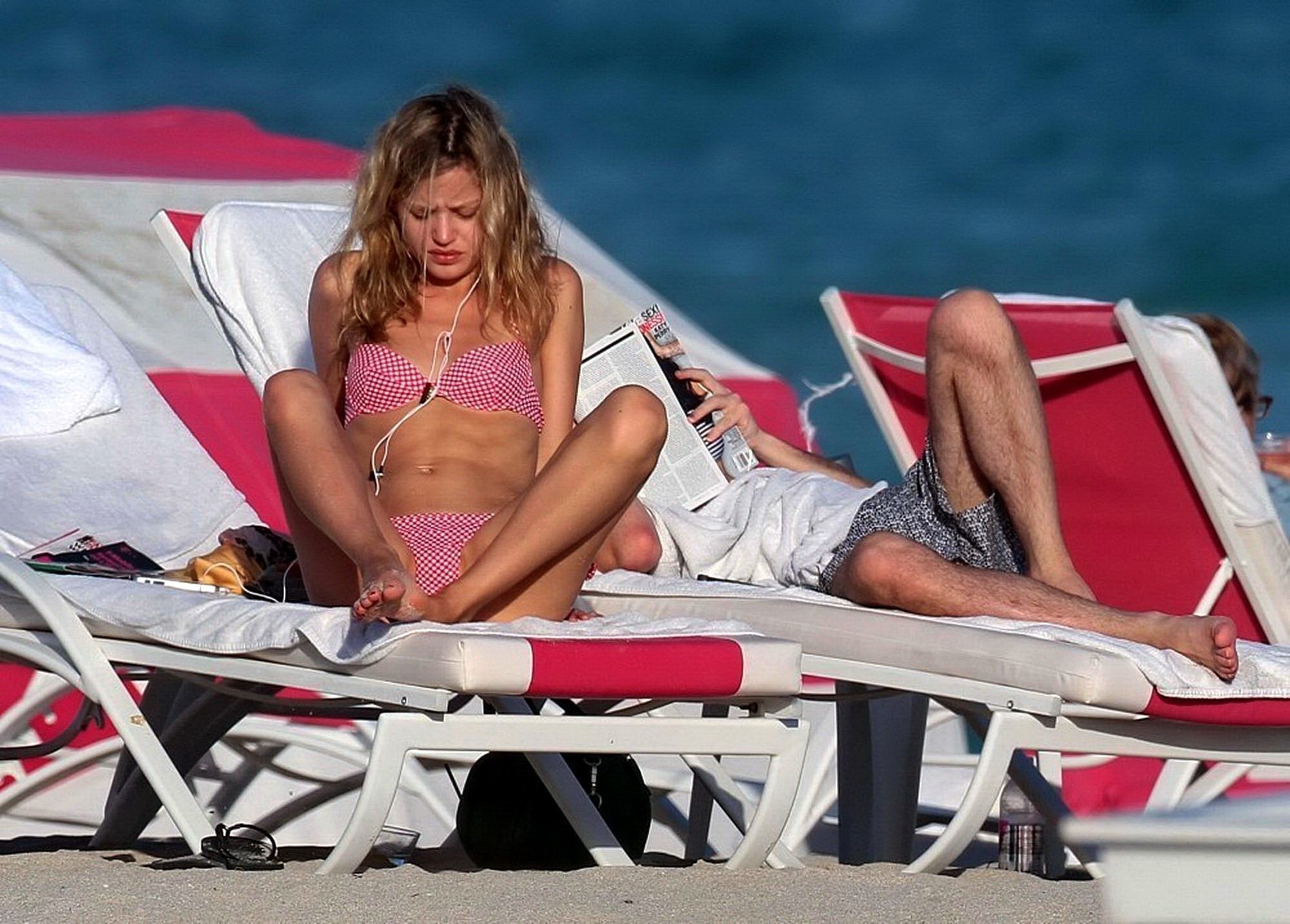 ジョージア・メイ・ジャガー、マイアミのビーチで痩せたビキニボディを披露
 #75204903