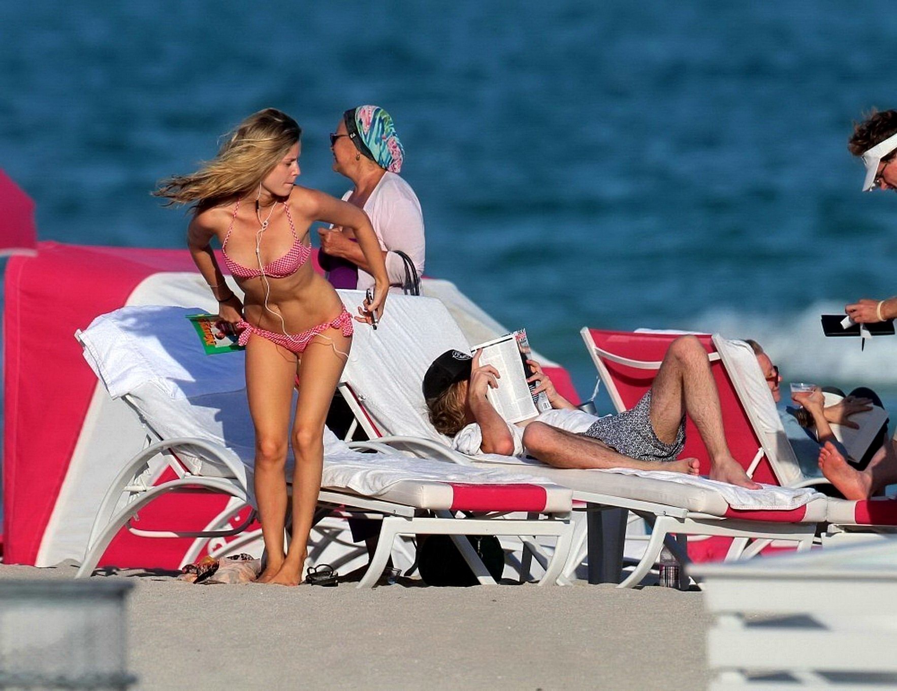 ジョージア・メイ・ジャガー、マイアミのビーチで痩せたビキニボディを披露
 #75204913