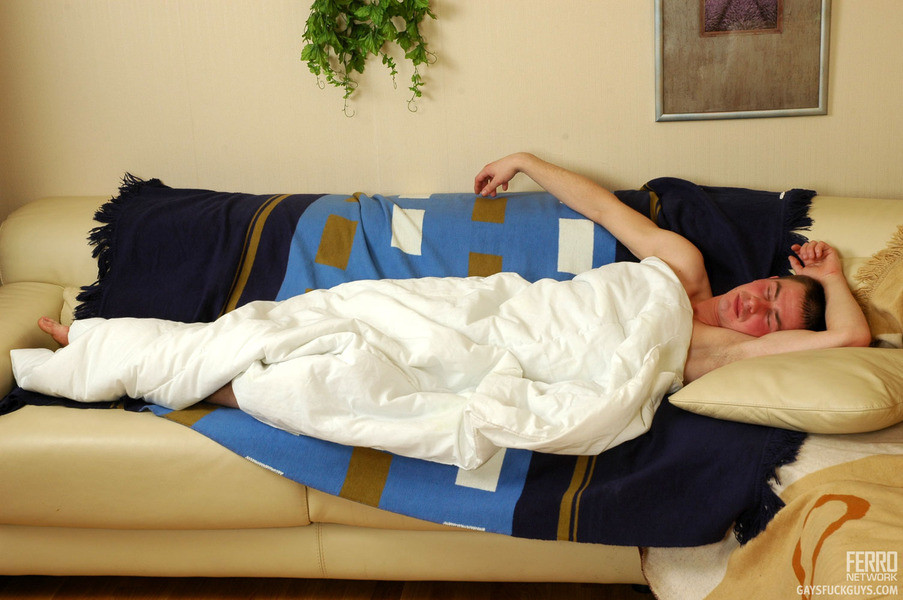 Un tío dormido cumpliendo su sueño nocturno metiendo su barra rígida en el coño del hombre
 #72884476