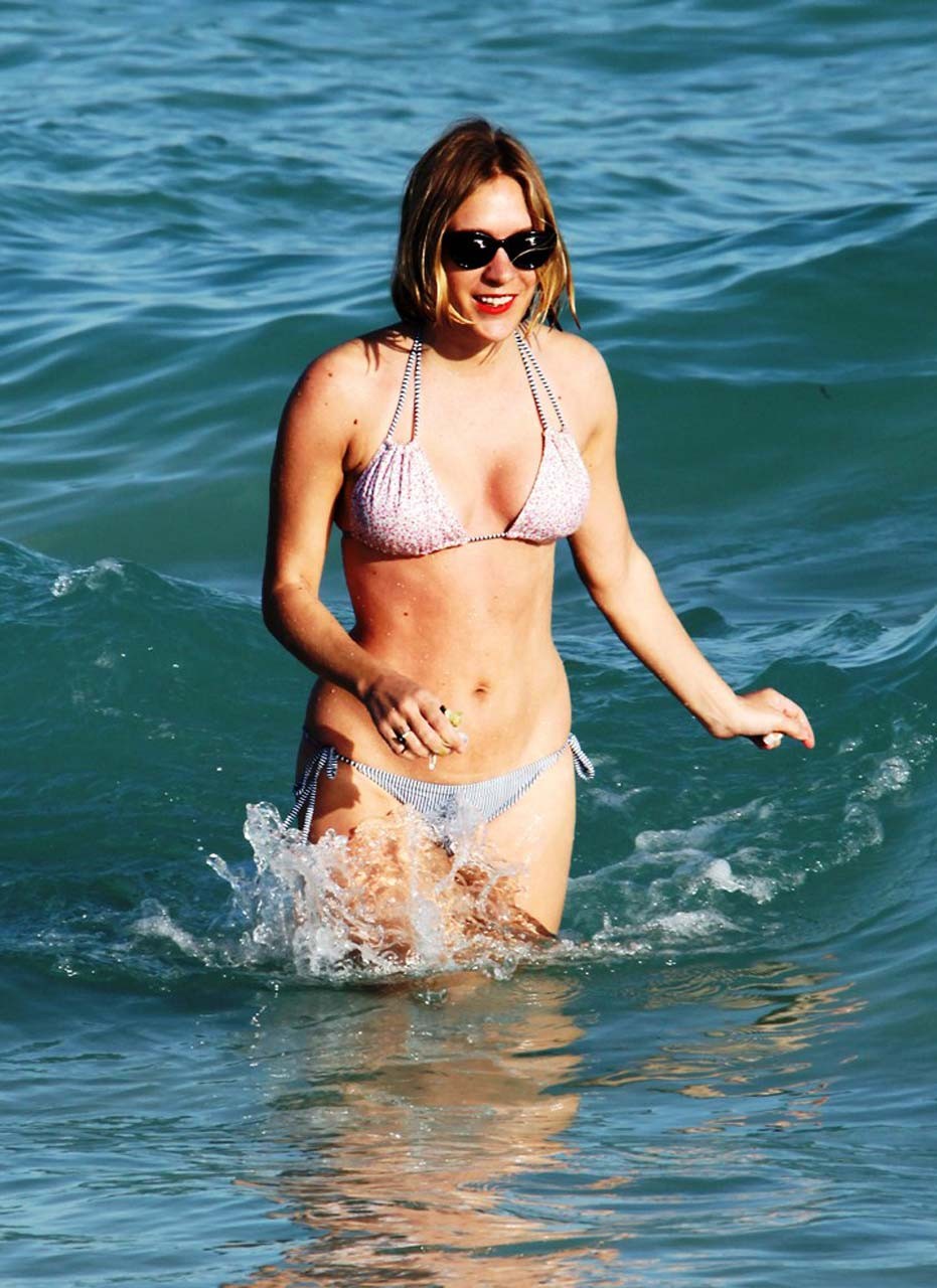 Chloe Sevigny montrant ses jolies fesses et son corps en bikini sur la plage.
 #75321180