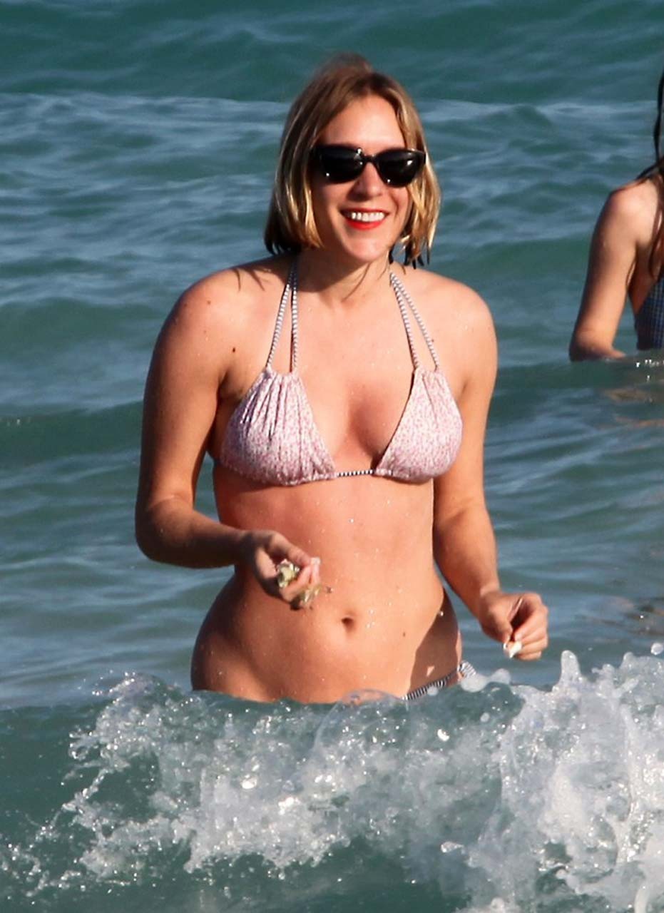 Chloe Sevigny montrant ses jolies fesses et son corps en bikini sur la plage.
 #75321200