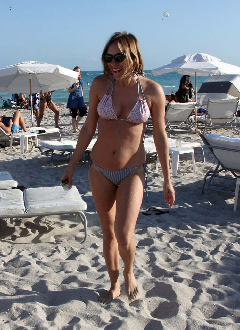 Chloe Sevigny montrant ses jolies fesses et son corps en bikini sur la plage.
 #75321221