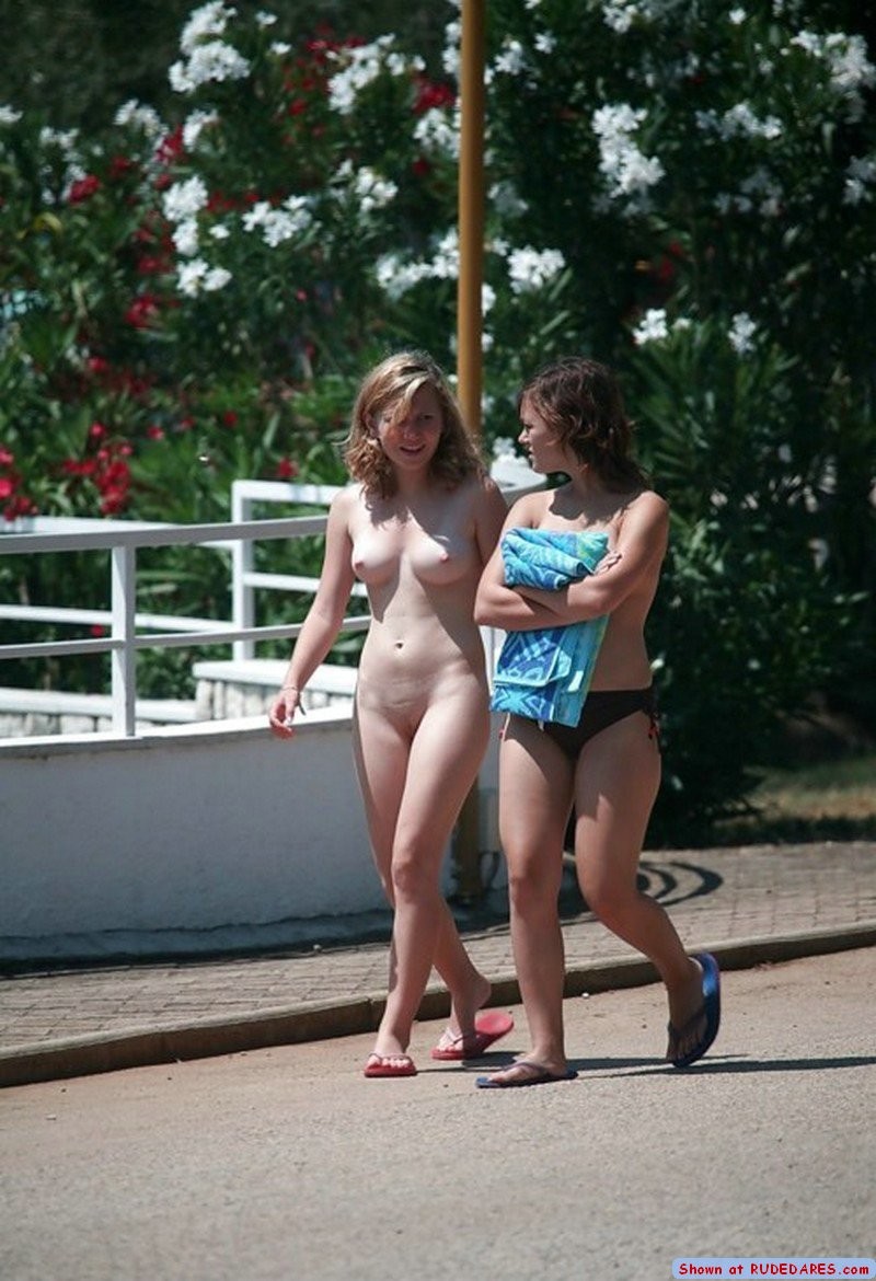 Mädchen liebt öffentliche Nacktheit
 #67493246