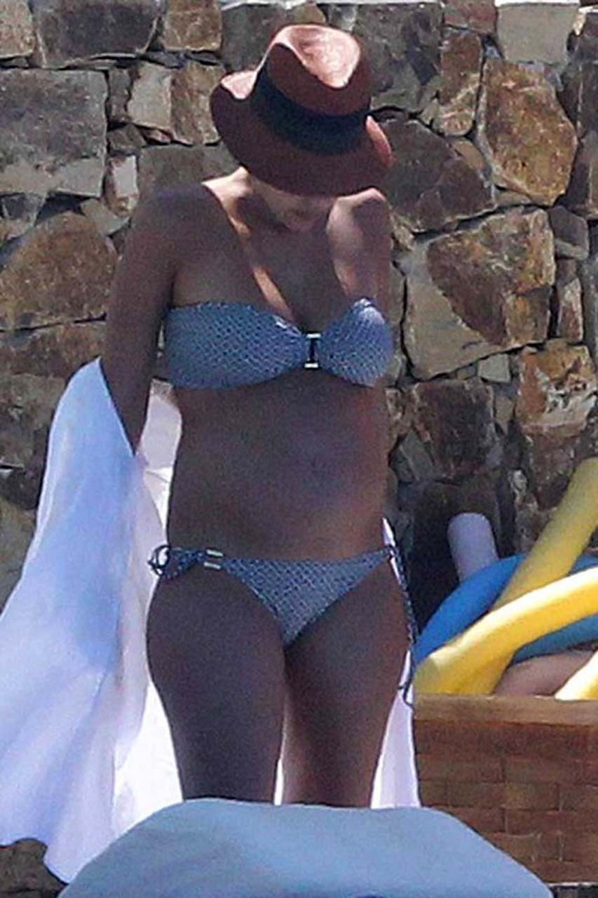 Jessica alba exponiendo su cuerpo sexy y sus enormes tetas en bikini en la piscina
 #75304430