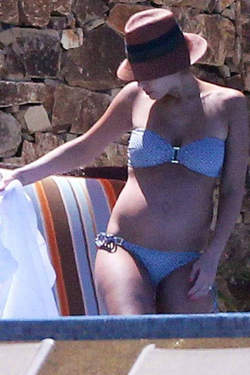 Jessica alba esponendo il suo corpo sexy e tette enormi in bikini in piscina
 #75304437