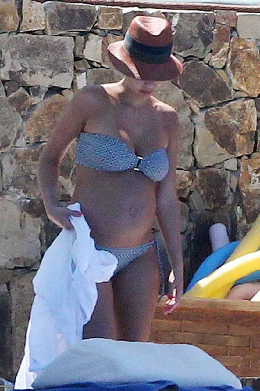 Jessica Alba exposing her sexy body and huge boobs in bikini on pool #75304442