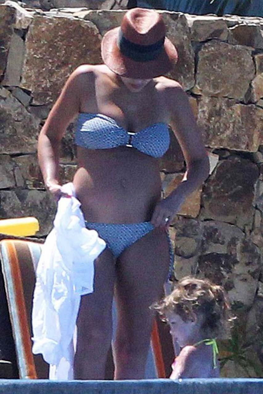 Jessica alba exponiendo su cuerpo sexy y sus enormes tetas en bikini en la piscina
 #75304451