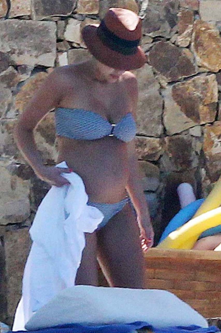 Jessica Alba exposing her sexy body and huge boobs in bikini on pool #75304476