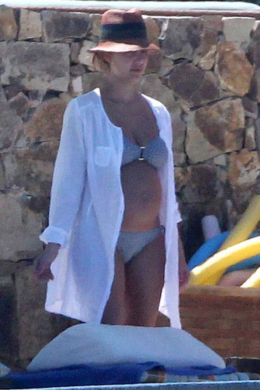 Jessica alba exponiendo su cuerpo sexy y sus enormes tetas en bikini en la piscina
 #75304485