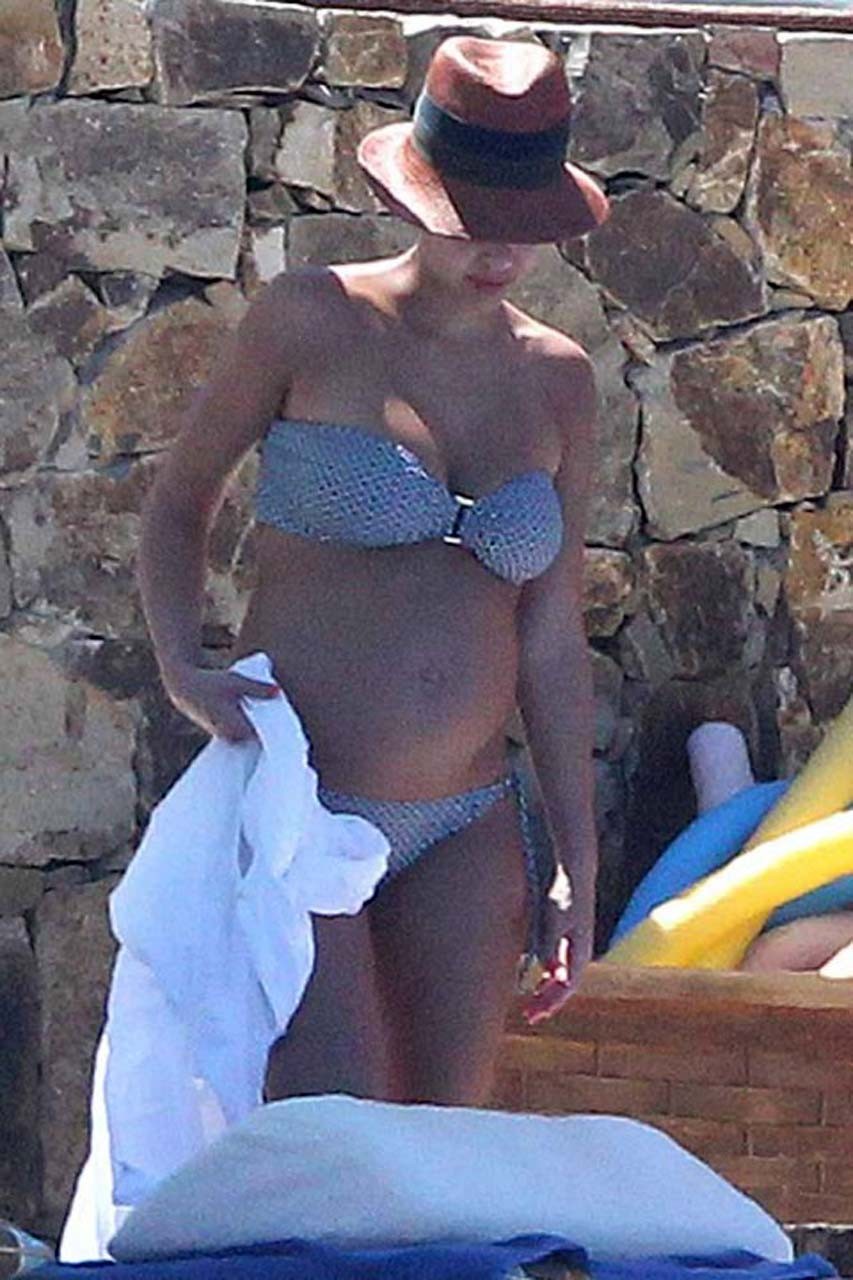 Jessica alba exponiendo su cuerpo sexy y sus enormes tetas en bikini en la piscina
 #75304497