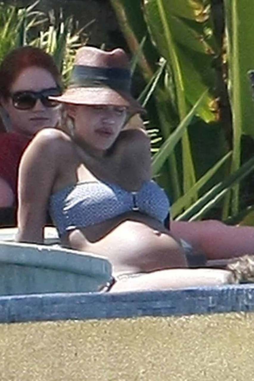 Jessica alba exponiendo su cuerpo sexy y sus enormes tetas en bikini en la piscina
 #75304503