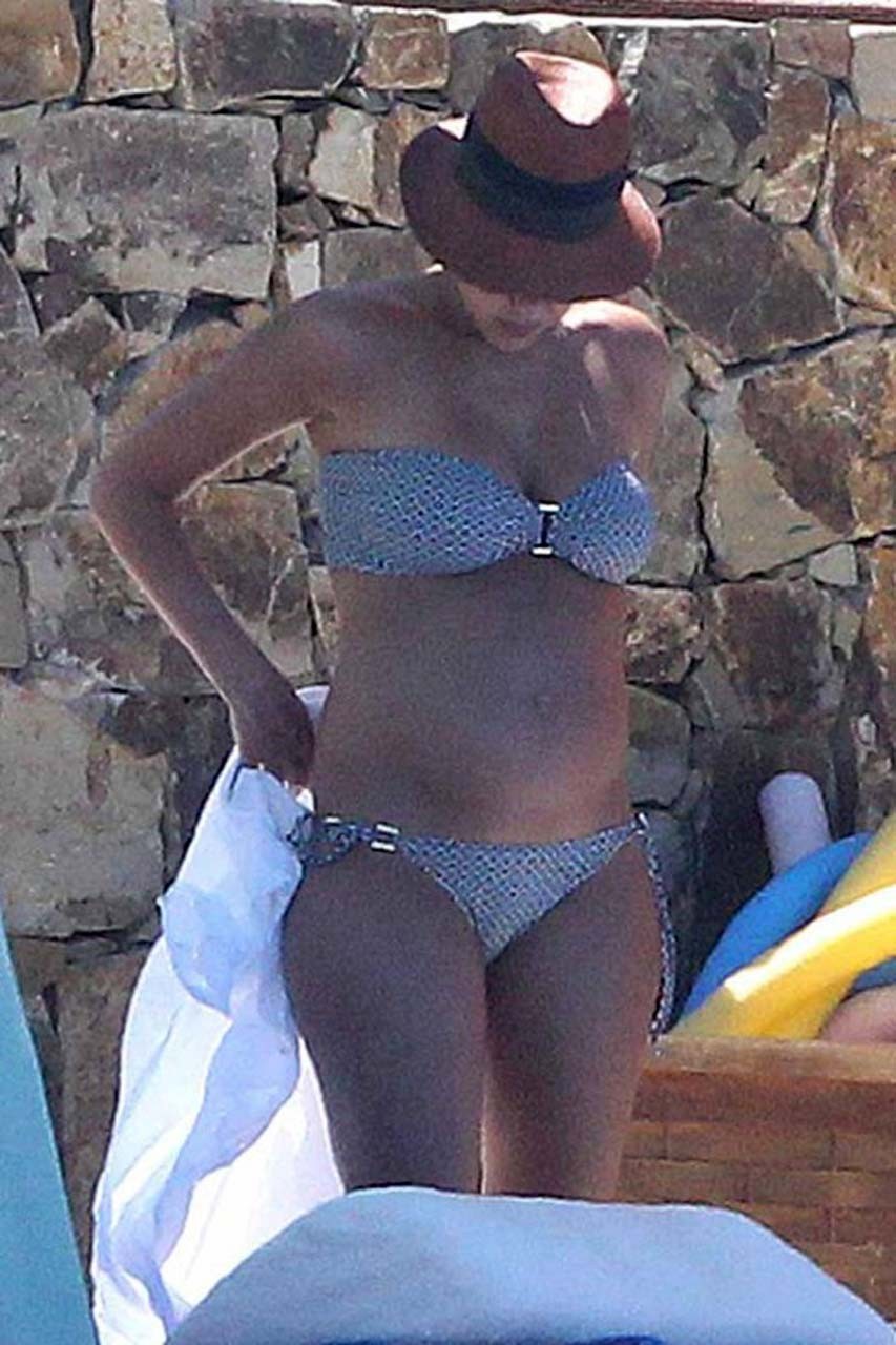 Jessica Alba entblößt ihren sexy Körper und riesige Brüste im Bikini am Pool
 #75304508