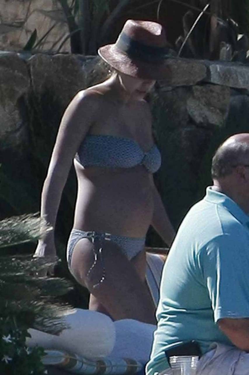 Jessica alba exponiendo su cuerpo sexy y sus enormes tetas en bikini en la piscina
 #75304511
