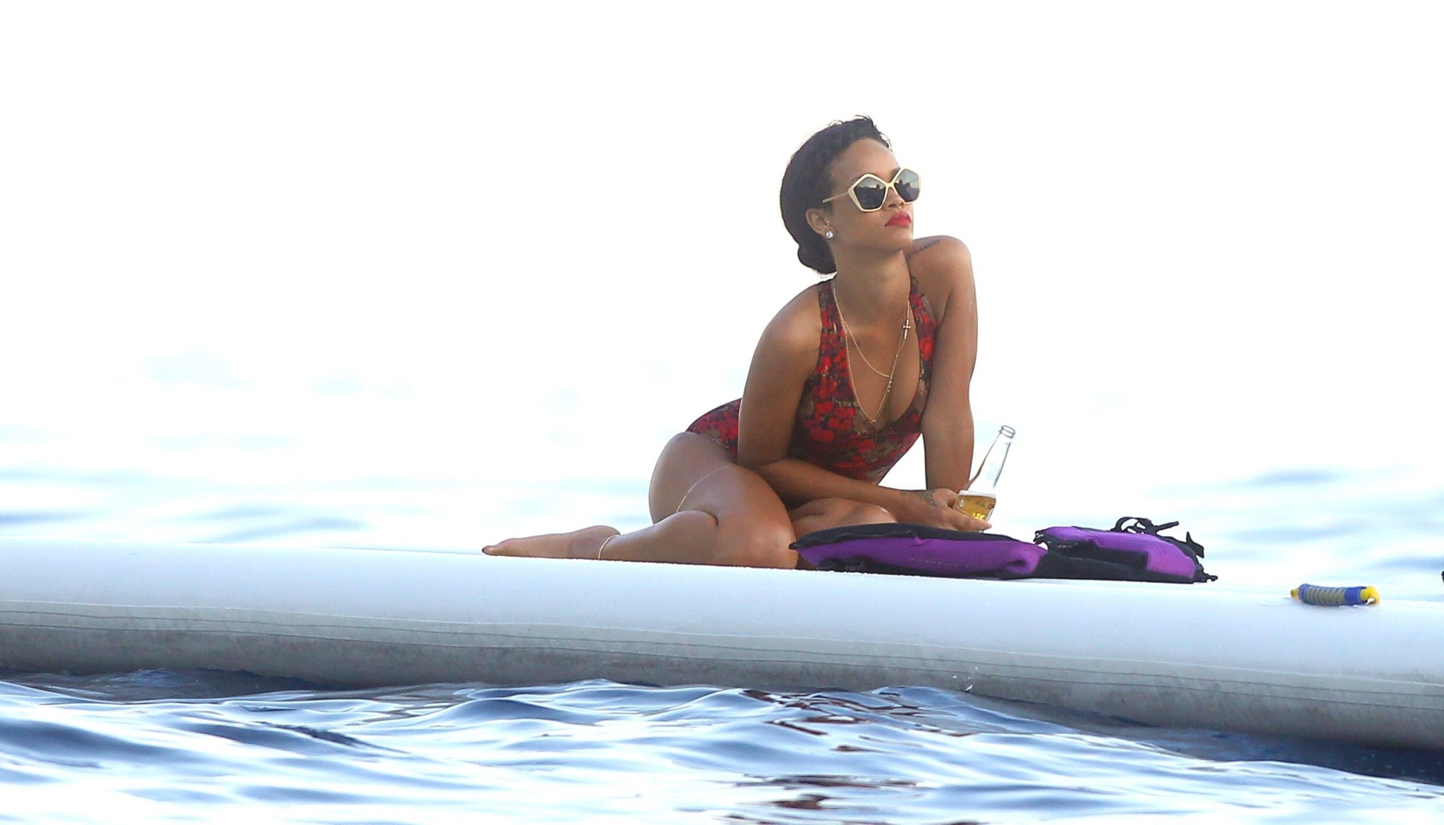 Rihanna montre son cul dans un maillot de bain rouge sexy sur un yacht en France.
 #75256097