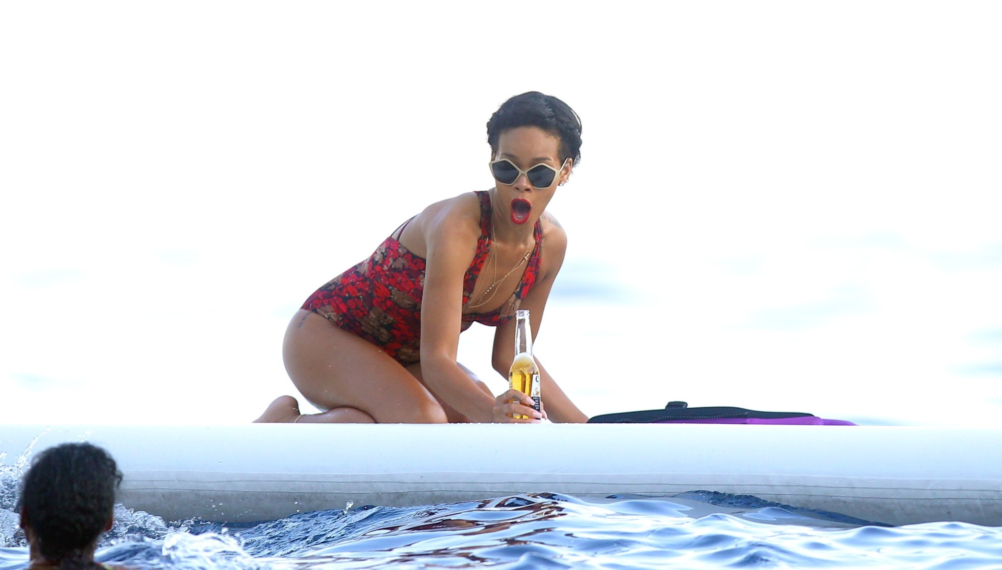 Rihanna montre son cul dans un maillot de bain rouge sexy sur un yacht en France.
 #75256105