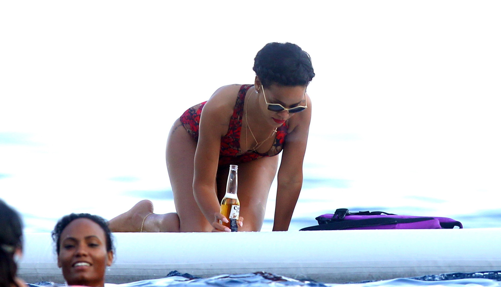 Rihanna montre son cul dans un maillot de bain rouge sexy sur un yacht en France.
 #75256107
