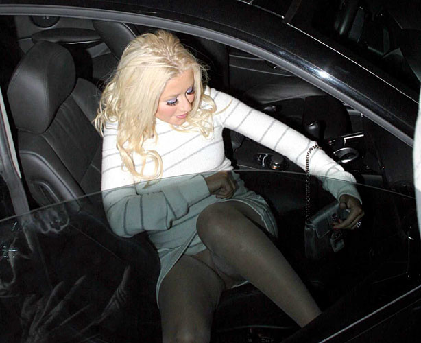 クリスティーナ・アギレラ、パパラッチの車の中で巨乳とマンコのアップスカートを見せる 
 #75396596