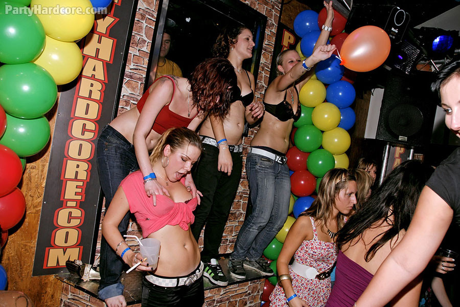 Betrunkene Mädchen werden von geilen Jungs im Nachtclub gefickt
 #76822424