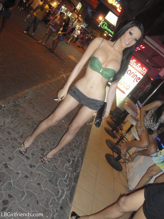 Superbe escort girl asiatique en train d'être coquine à l'hôtel
 #77905556