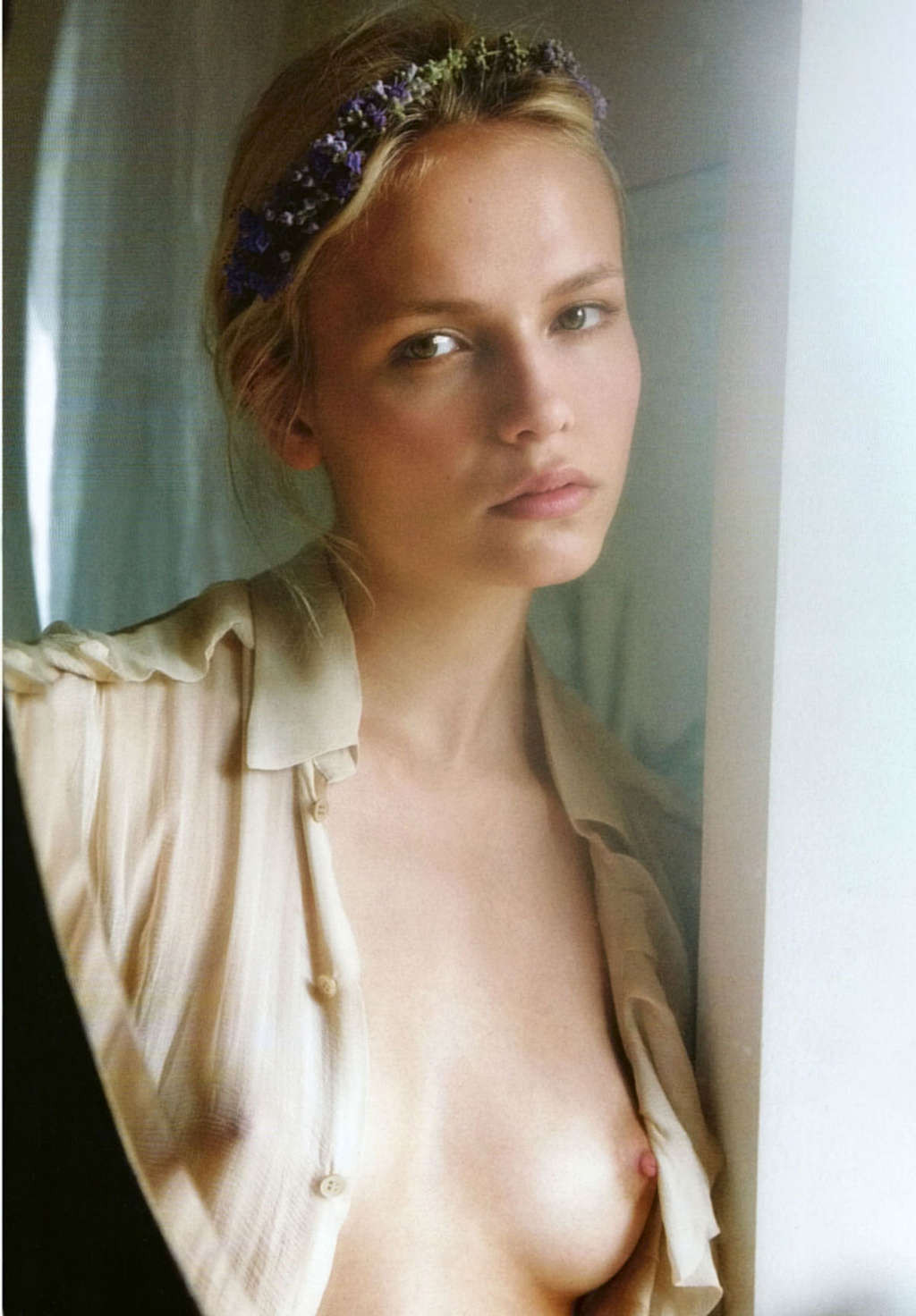 Natasha poly exposant ses beaux seins et posant toute nue
 #75367916