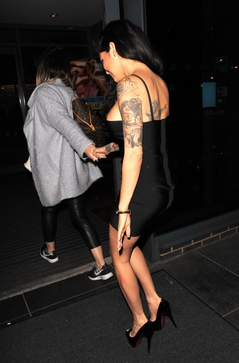 Cami li mostrando un enorme escote a la salida de su hotel tras una noche de fiesta en londres
 #75172084