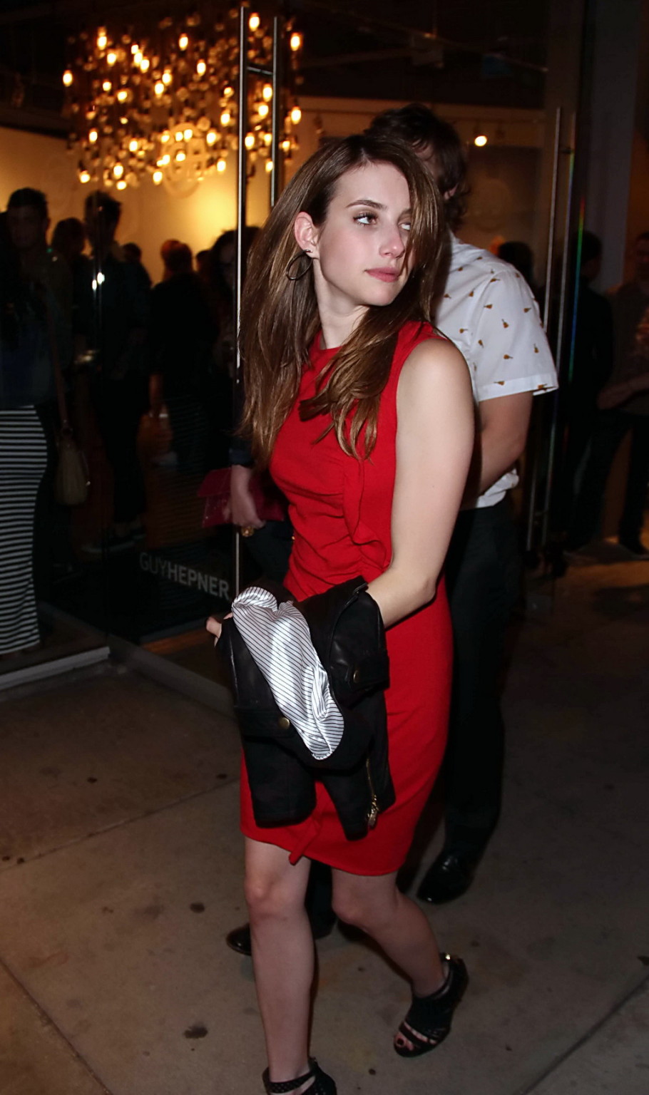赤のショートドレスを着たエマ・ロバーツがロサンゼルスで一晩中酔っぱらっている様子
 #75233405