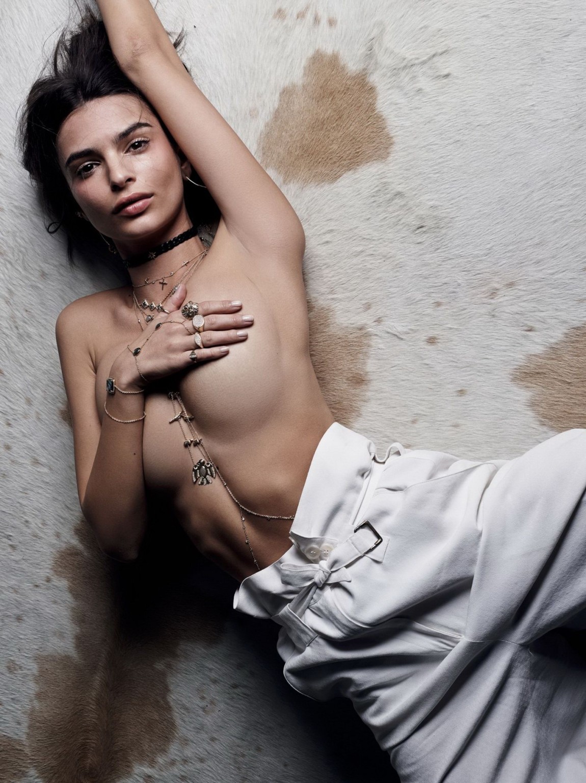 Emily ratajkowski topless cercando di nascondere le sue enormi tette
 #75144589