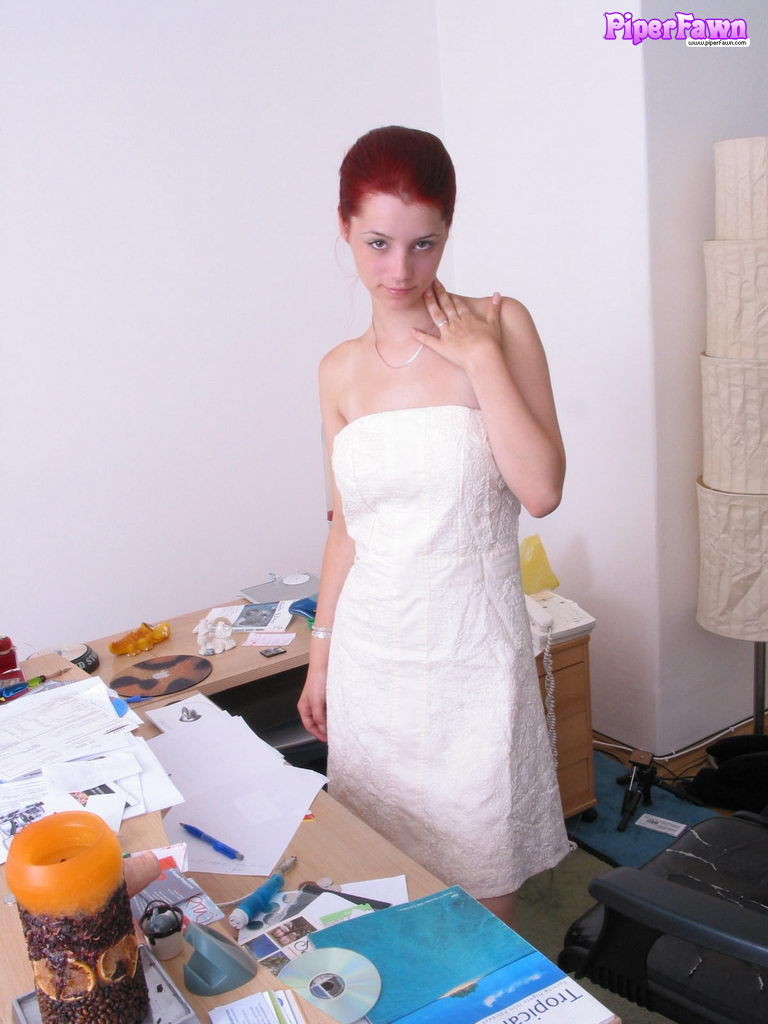 Busty redhead teen mostra suole
 #78019104